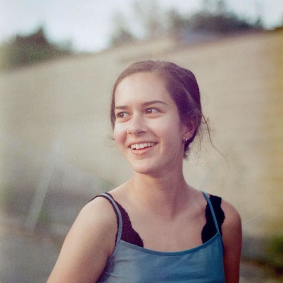 Meet your Posher, Inès - Picture 1 of 1